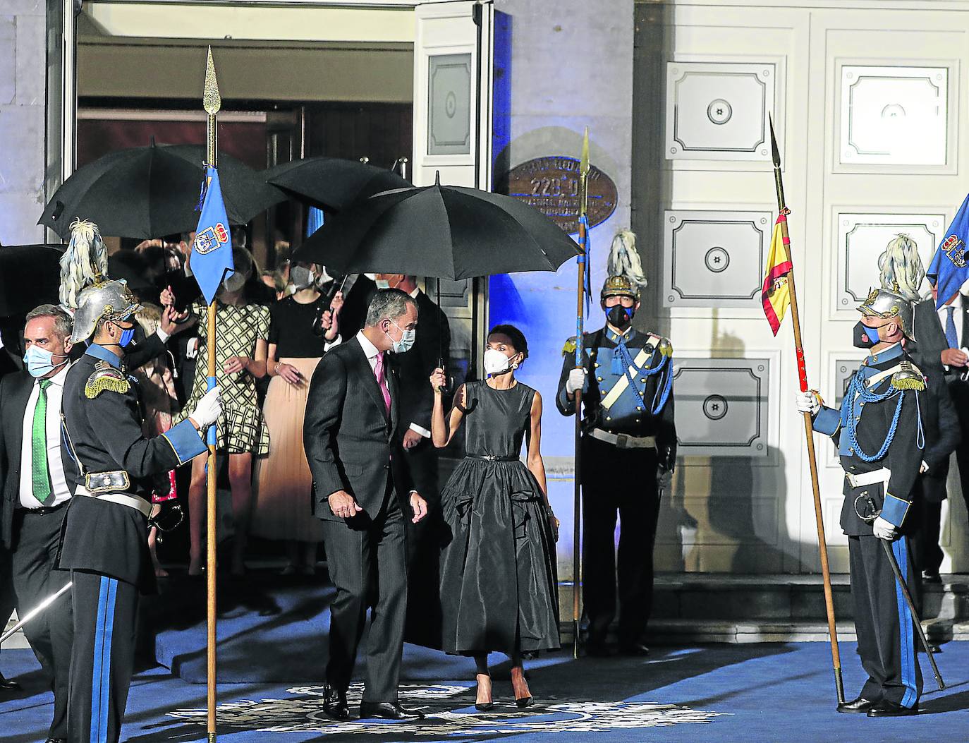 La familia real a su entrada al Teatro Campoamor en Oviedo. 