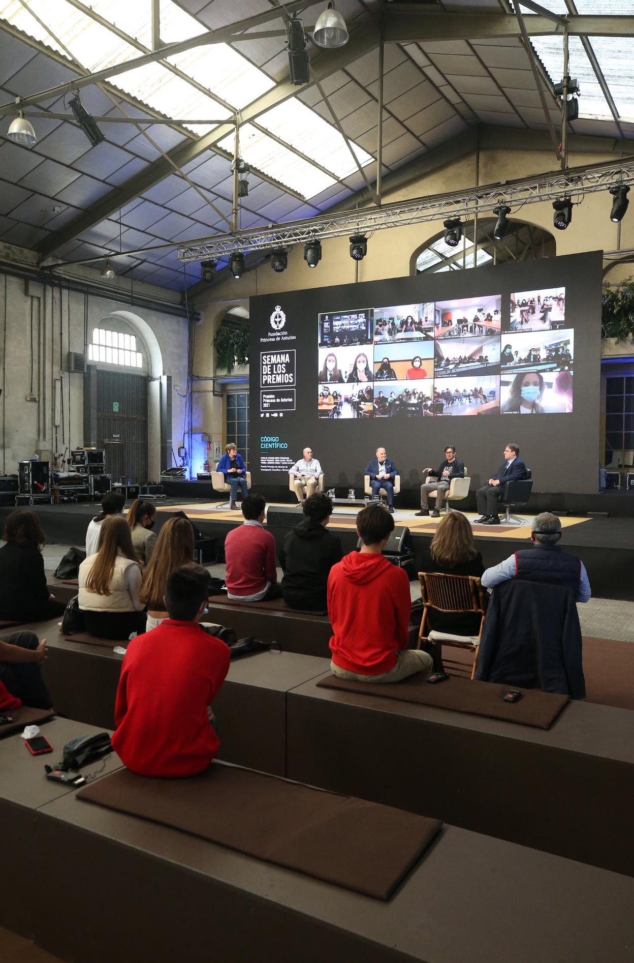 Los científicos galardonados con el Premio Princesa de Asturias de Investigación Científica y Técnica en un coloquio con estudiantes en fabrica de La Vega durante la 'semana de los Premios'. 