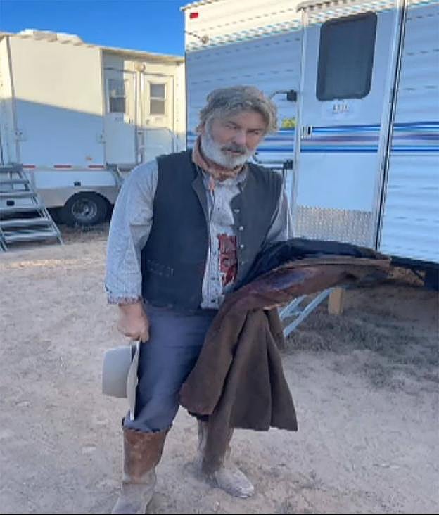 Alec Baldwin, conmocionado tras el trágico accidente en un rodaje: «Mi corazón está roto» 