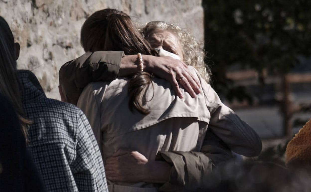 La Reina Letizia abraza a los familiares del sanitario asturiano fallecido por covid a los 26 años 