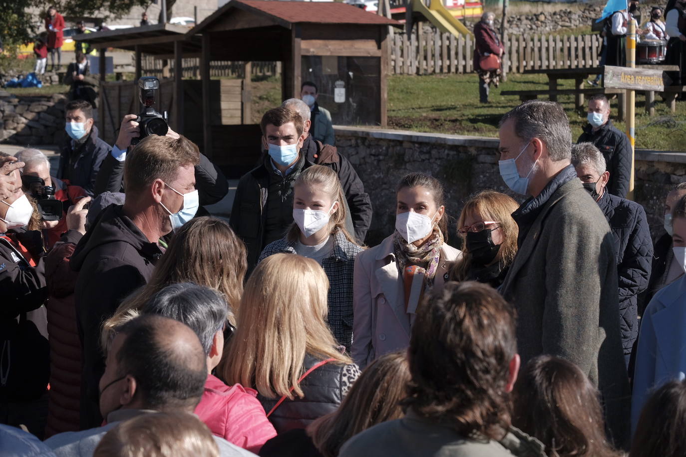 Fieles a su cita con la localidad que cada año es distinguida con el Premio Pueblo Ejemplar de Asturias, don Felipe, doña Letizia, la princesa Leonor y la infanta Sofía han acompañado a los vecinos de Santa María del Puerto, en Somiedo, que en un día tan señalado han hecho gala de su cultura vaqueira y de tradiciones como la trashumancia.