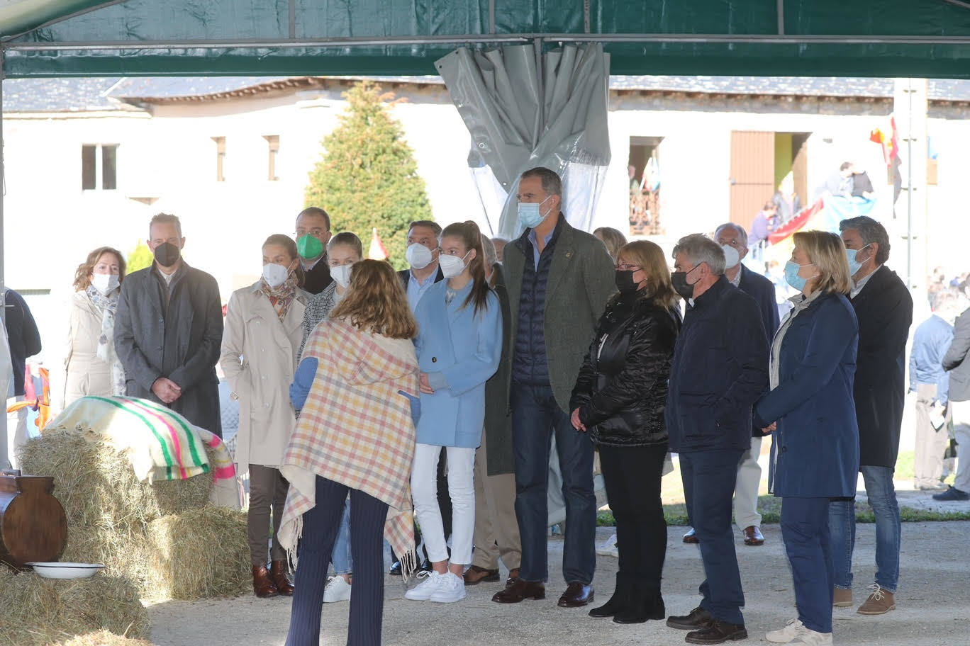 Fieles a su cita con la localidad que cada año es distinguida con el Premio Pueblo Ejemplar de Asturias, don Felipe, doña Letizia, la princesa Leonor y la infanta Sofía han acompañado a los vecinos de Santa María del Puerto, en Somiedo, que en un día tan señalado han hecho gala de su cultura vaqueira y de tradiciones como la trashumancia.