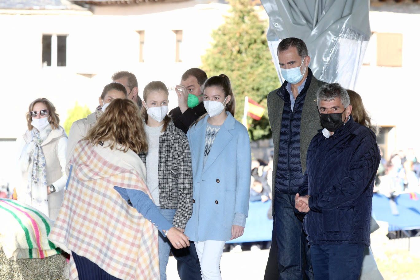 Fieles a su cita con la localidad que cada año es distinguida con el Premio Pueblo Ejemplar de Asturias, don Felipe, doña Letizia, la princesa Leonor y la infanta Sofía han acompañado a los vecinos de Santa María del Puerto, en Somiedo, que en un día tan señalado han hecho gala de su cultura vaqueira y de tradiciones como la trashumancia.