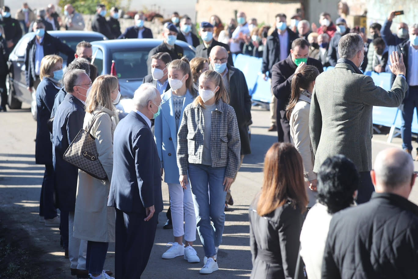 Fieles a su cita con la localidad que cada año es distinguida con el Premio Pueblo Ejemplar de Asturias, don Felipe, doña Letizia, la princesa Leonor y la infanta Sofía han acompañado a los vecinos de Santa María del Puerto, en Somiedo, que en un día tan señalado han hecho gala de su cultura vaqueira y de tradiciones como la trashumancia.