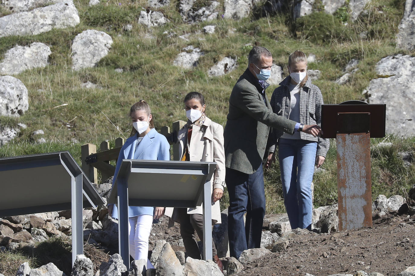 Fieles a su cita con la localidad que cada año es distinguida con el Premio Pueblo Ejemplar de Asturias, don Felipe, doña Letizia, la princesa Leonor y la infanta Sofía han acompañado a los vecinos de Santa María del Puerto, en Somiedo, que en un día tan señalado han hecho gala de su cultura vaqueira y de tradiciones como la trashumancia.