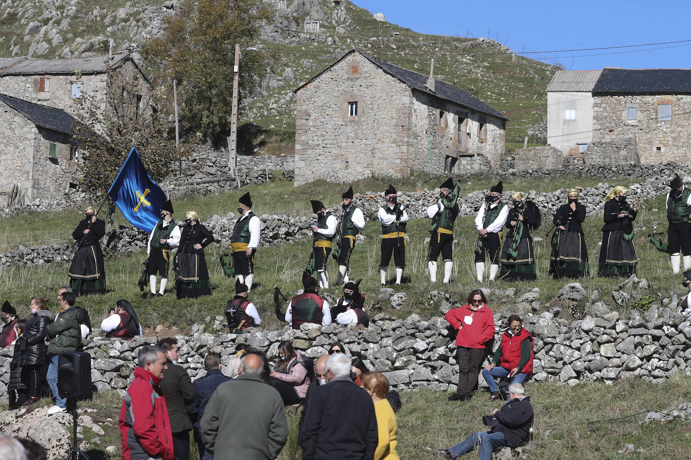 Fieles a su cita con la localidad que cada año es distinguida con el Premio Pueblo Ejemplar de Asturias, don Felipe, doña Letizia, la princesa Leonor y la infanta Sofía han acompañado a los vecinos de Santa María del Puerto, en Somiedo, que en un día tan señalado han hecho gala de su cultura vaqueira y de tradiciones como la trashumancia.