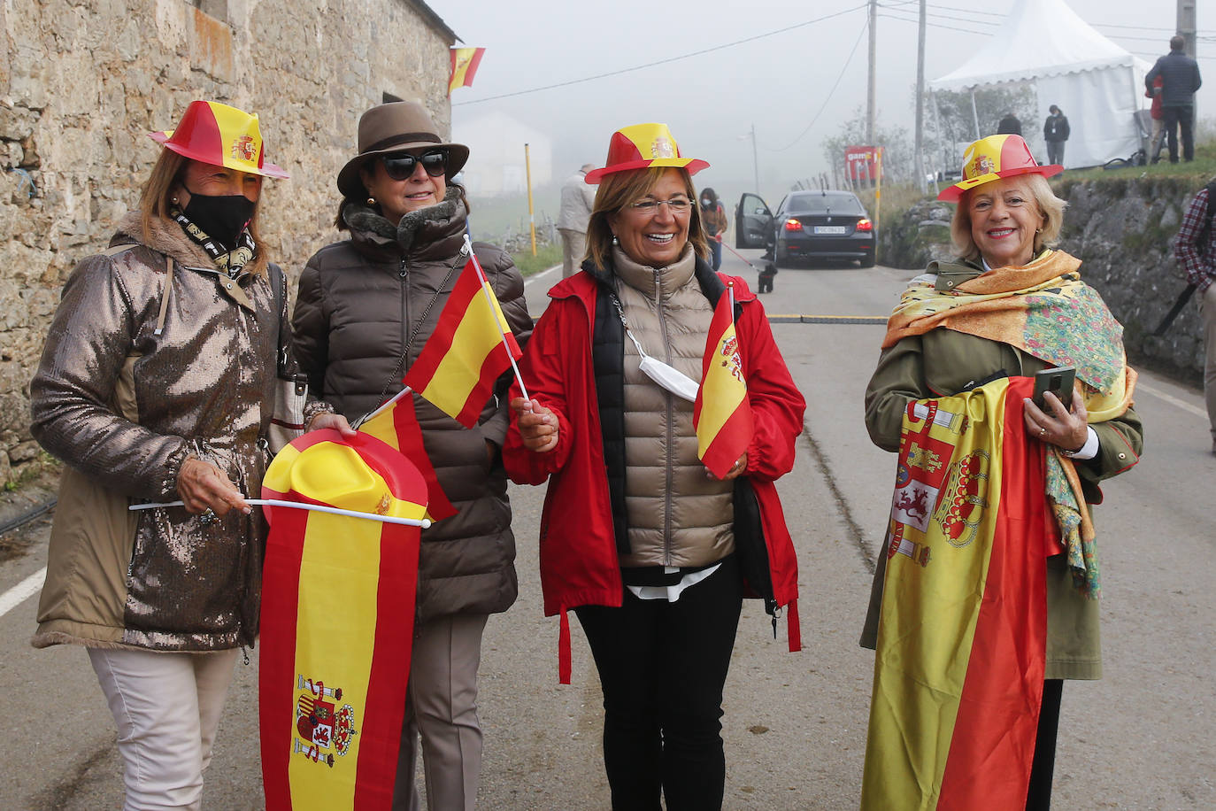 Fieles a su cita con la localidad que cada año es distinguida con el Premio Pueblo Ejemplar de Asturias, don Felipe, doña Letizia, la princesa Leonor y la infanta Sofía han acompañado a los vecinos de Santa María del Puerto, en Somiedo, que en un día tan señalado han hecho gala de su cultura vaqueira y de tradiciones como la trashumancia.