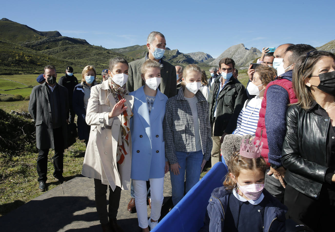 Fieles a su cita con la localidad que cada año es distinguida con el Premio Pueblo Ejemplar de Asturias, don Felipe, doña Letizia, la princesa Leonor y la infanta Sofía han acompañado a los vecinos de Santa María del Puerto, en Somiedo, que en un día tan señalado han hecho gala de su cultura vaqueira y de tradiciones como la trashumancia.