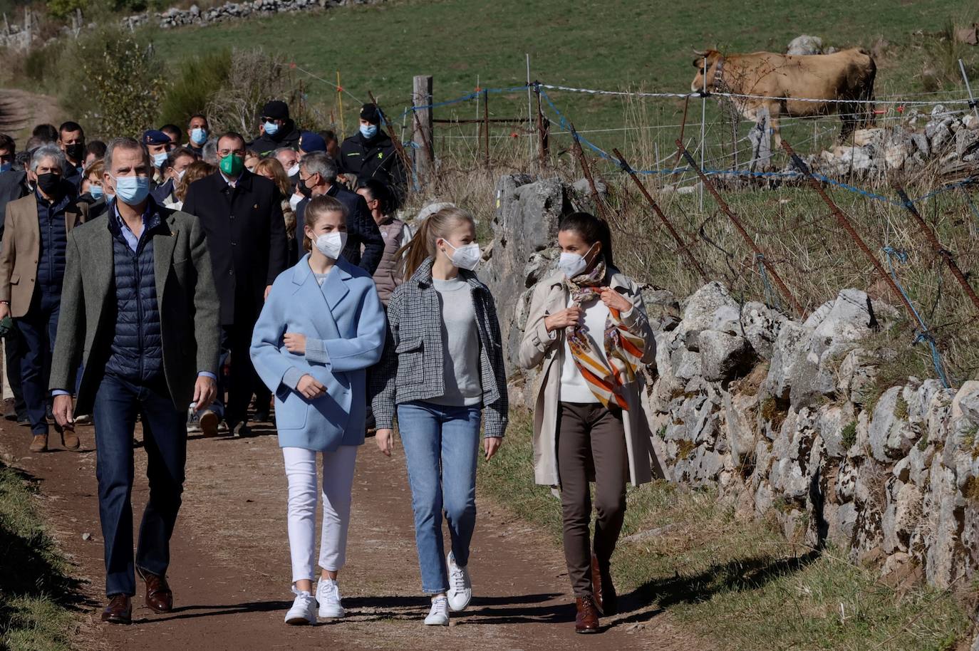 Fieles a su cita con la localidad que cada año es distinguida con el Premio Pueblo Ejemplar de Asturias, don Felipe, doña Letizia, la princesa Leonor y la infanta Sofía han acompañado a los vecinos de Santa María del Puerto, en Somiedo, que en un día tan señalado han hecho gala de su cultura vaqueira y de tradiciones como la trashumancia.