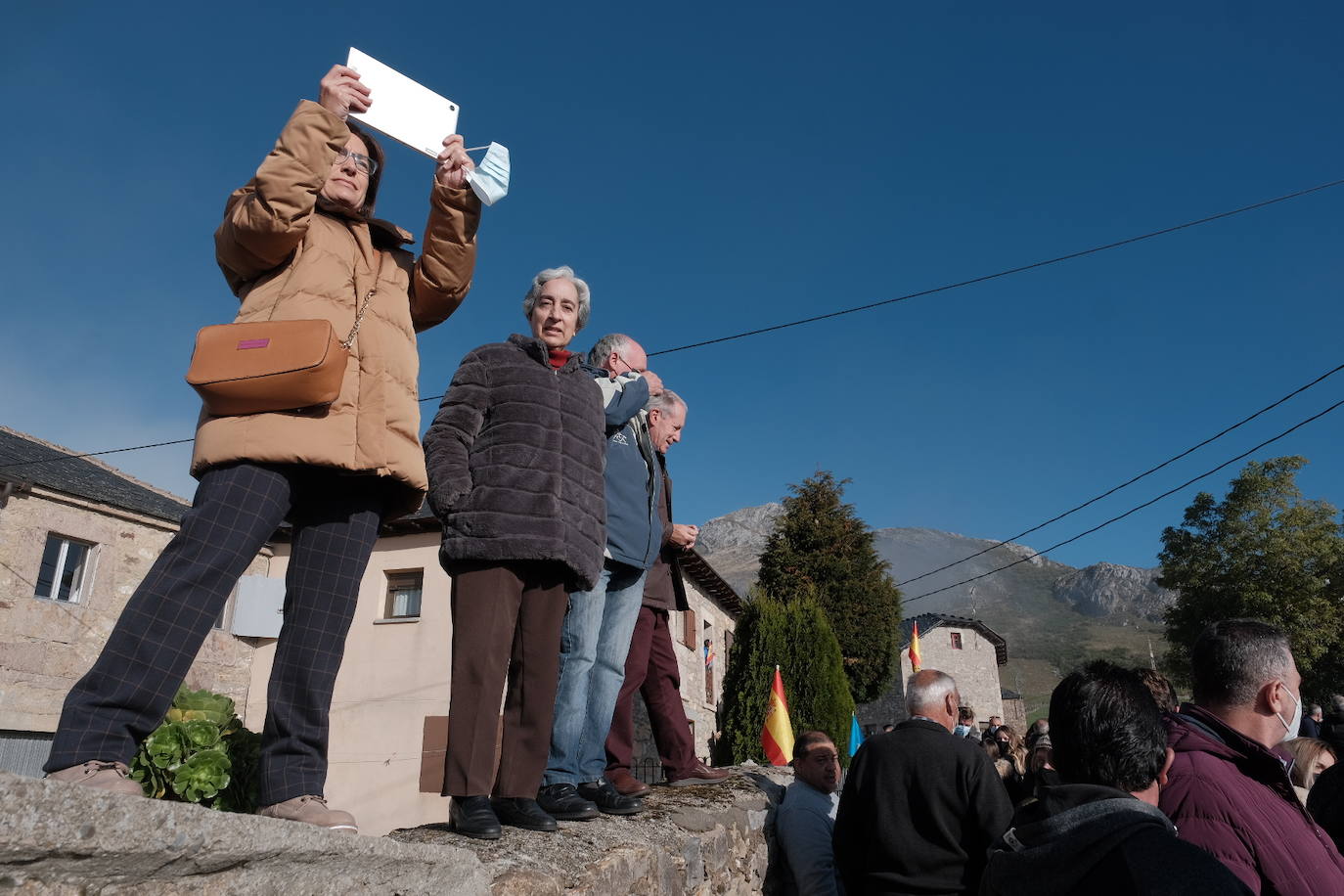 Fotos: Gran ambiente en Santa María del Puerto para recibir a la Familia Real