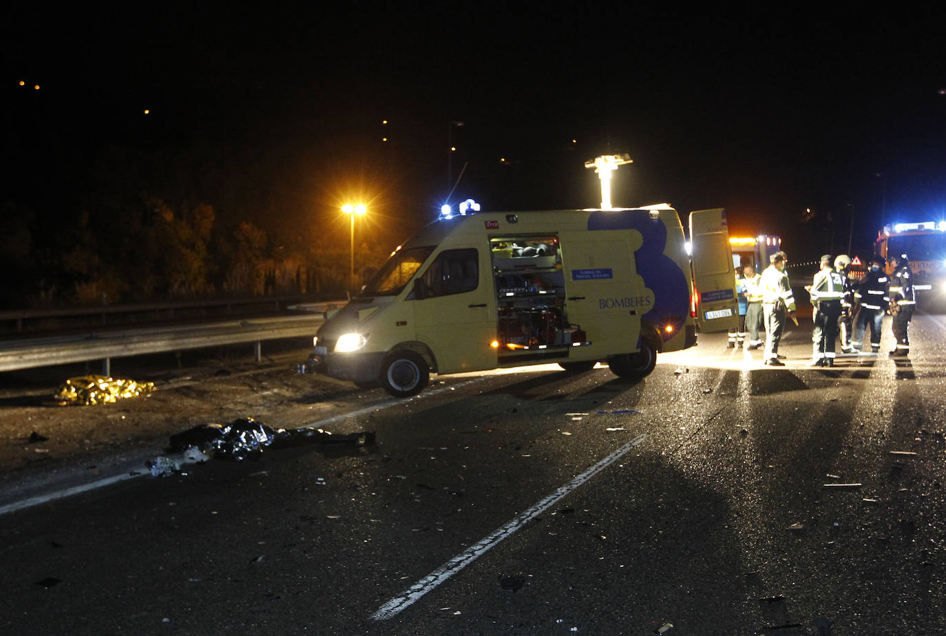 El suceso, que ha obligado a desviar el tráfico, se ha producido en el carril sentido Gijón, a la altura del desvío de Rodiles.