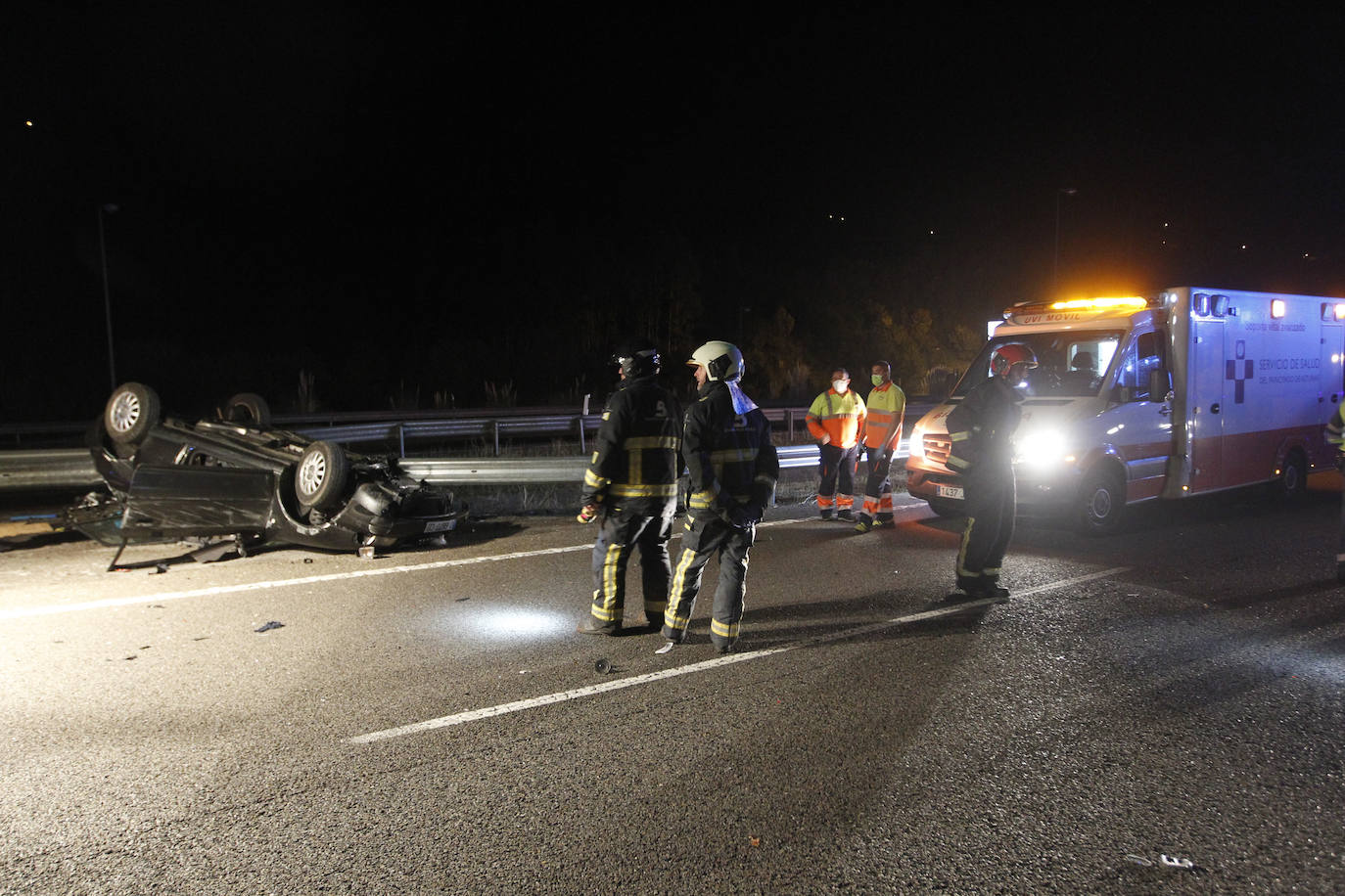 El suceso, que ha obligado a desviar el tráfico, se ha producido en el carril sentido Gijón, a la altura del desvío de Rodiles.