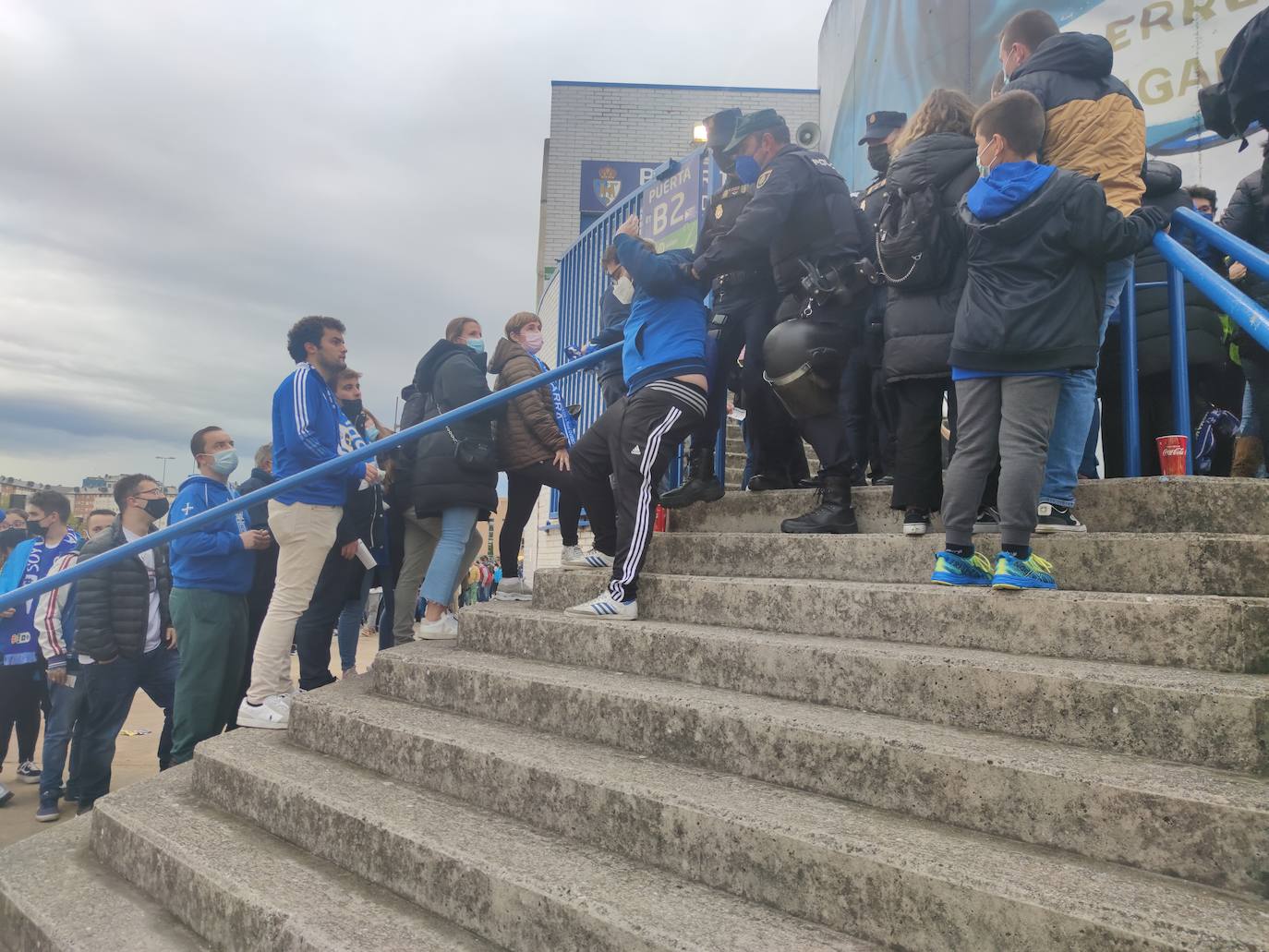 Fotos: Así ha vivido la afición del Real Oviedo el partido en Ponferrada