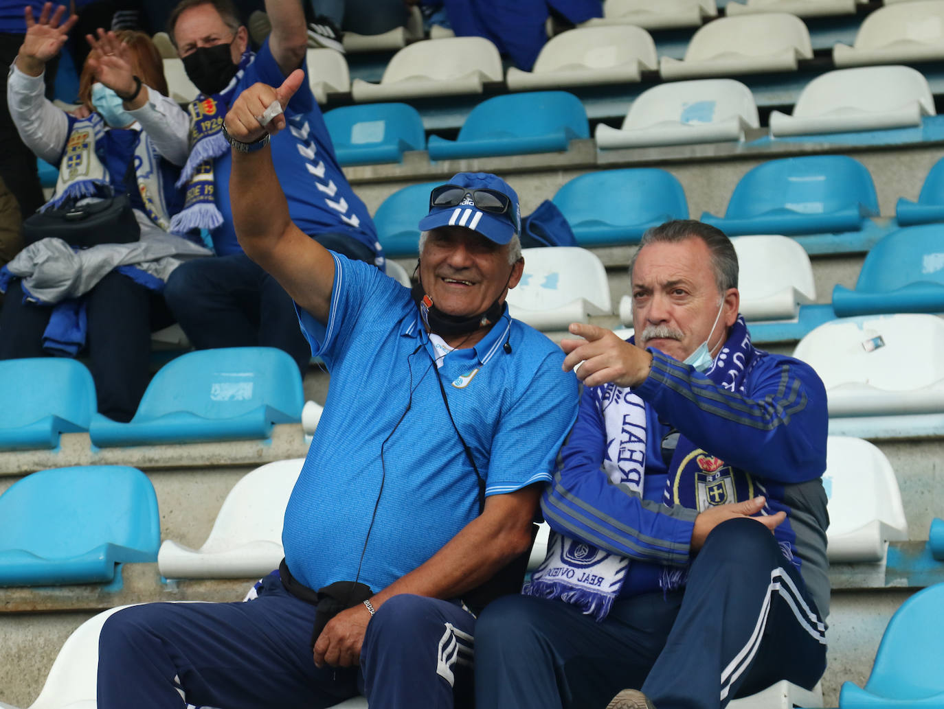 Fotos: Así ha vivido la afición del Real Oviedo el partido en Ponferrada