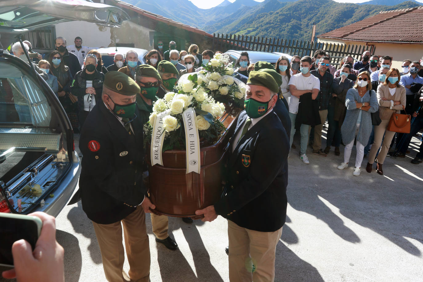 El pueblo de Pajares ha dado su último adiós Ángel González de Lena, 'Gelito', impulsor de la estación lenense desde sus inicios en 1957 y miembro de Los Galgos. 