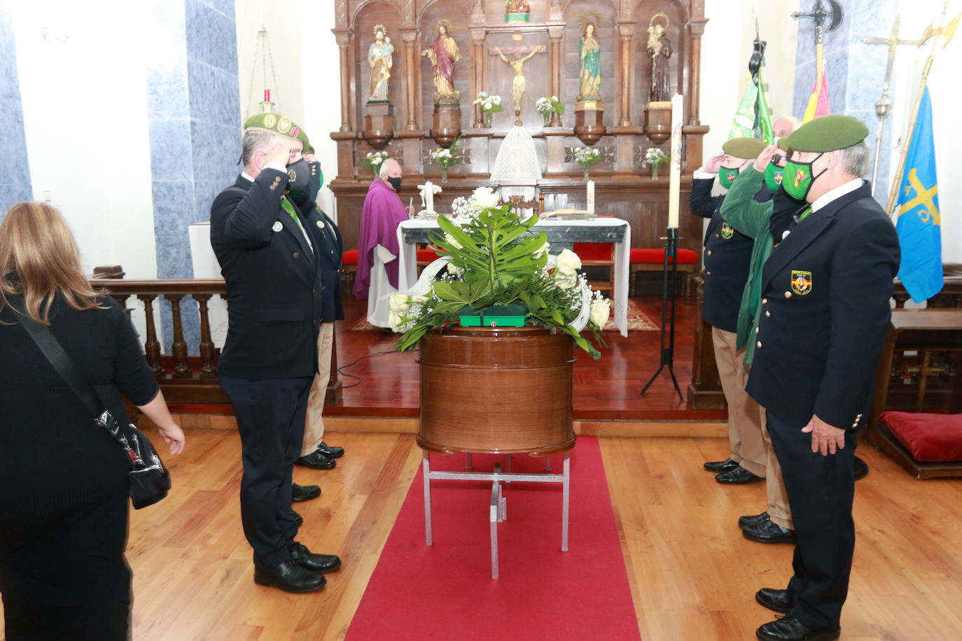 El pueblo de Pajares ha dado su último adiós Ángel González de Lena, 'Gelito', impulsor de la estación lenense desde sus inicios en 1957 y miembro de Los Galgos. 