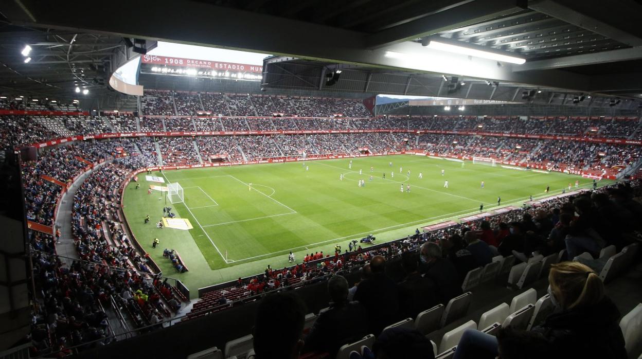 Imagen panorámica de El Molinón, en un momento del partido, con la mejor entrada de lo que va de temporada. 