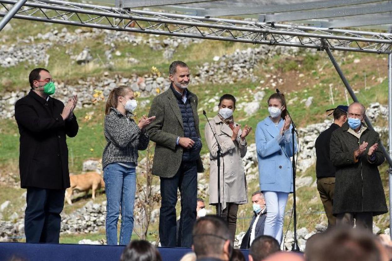 Adrián Barbón, la Princesa Leonor, la Reina Letizia, la infanta Sofía y Luis Fernández-Vega, presidente de la Fundación, aplauden al Rey Felipe tras su discurso. 