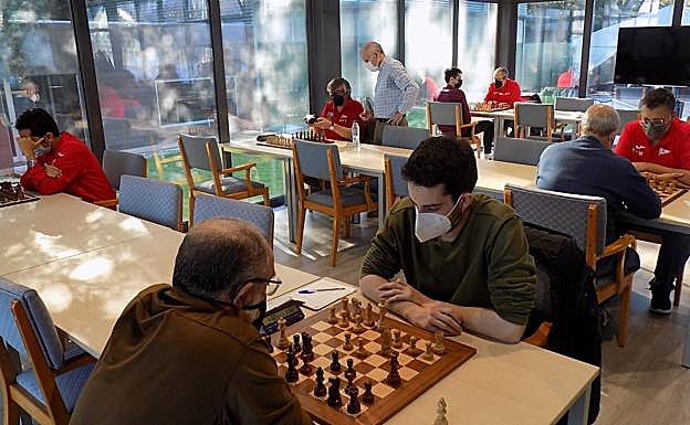 Panorámica del encuentro entre el Grupo y el Universidad. 
