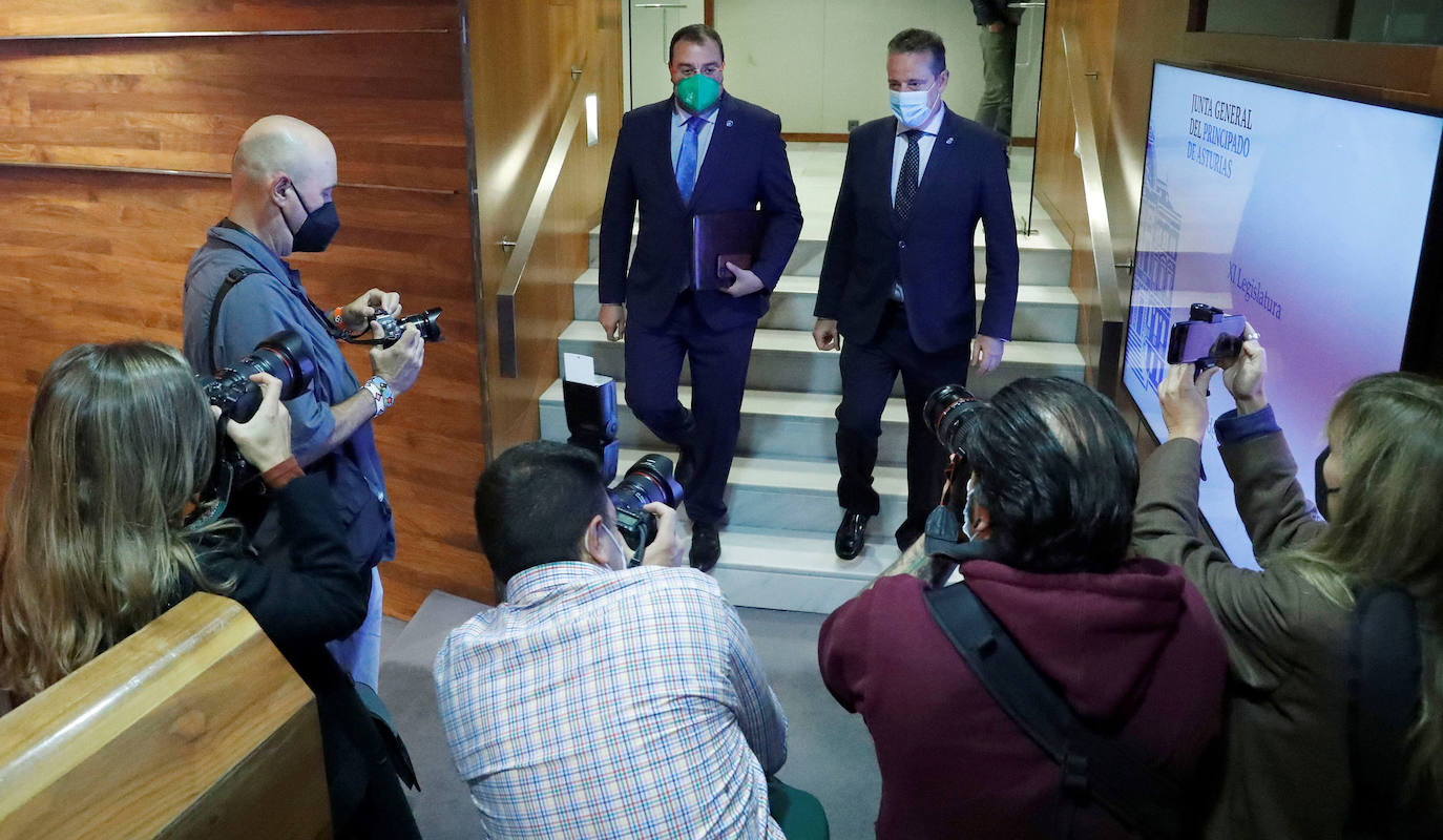 El presidente del Principado, Adrián Barbón, y el presidente de la Junta General, Marcelino Marcos Líndez, a su llegada al Pleno.