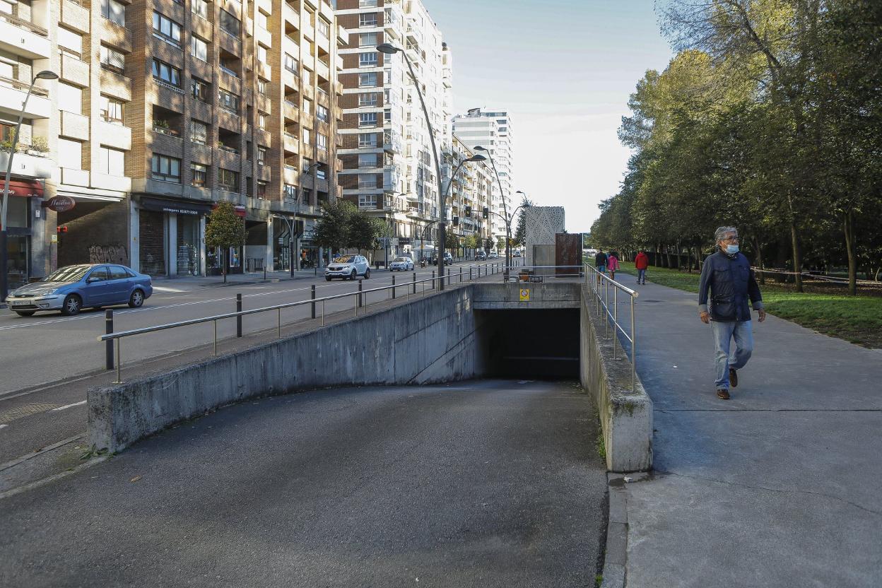 Entrada al aparcamiento subterráneo de la avenida de Castilla. 