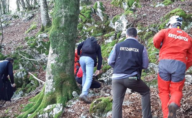 Agentes de la Ertzaintza en las inmediaciones del zulo localizado.