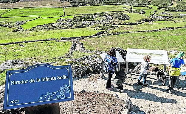Un grupo de niños del pueblo en el Mirador de la Infanta Sofía..