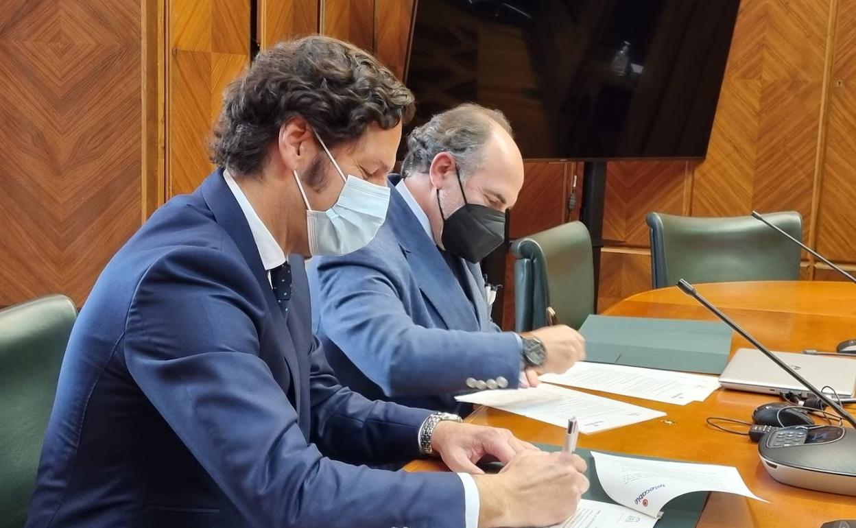 Juan Acuña, director de Telecable, e Ignacio Villaverde, rector de la Universidad de Oviedo, rubrican el convenio por el que se renueva la Cátedra Telecable de Redes de Nueva Generación.