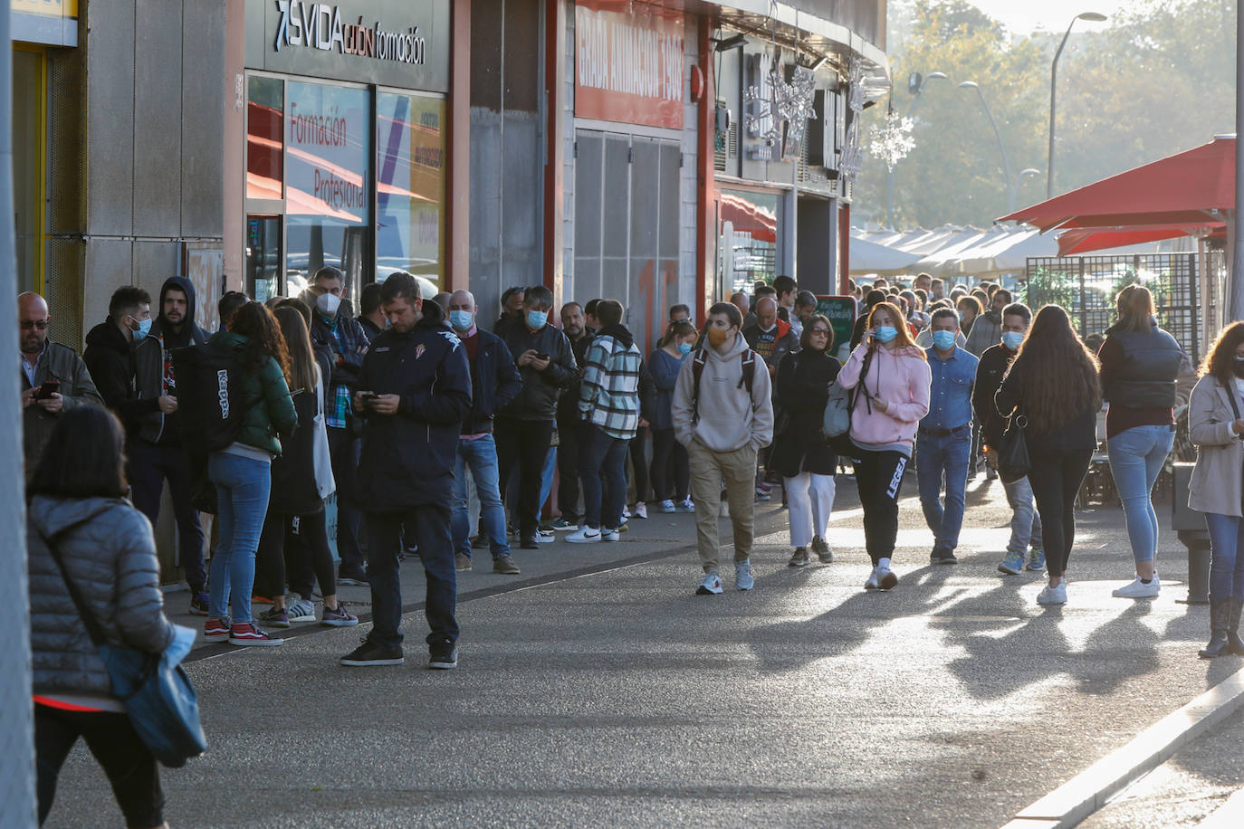 Fotos: Largas colas en El Molinón para conseguir entradas para el Anxo Carro