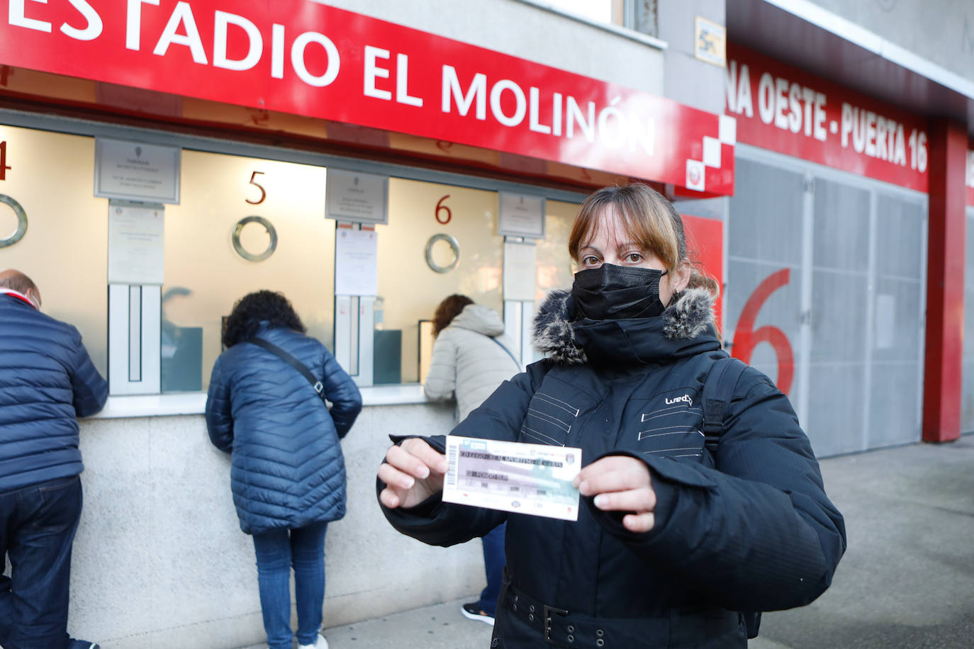 Fotos: Largas colas en El Molinón para conseguir entradas para el Anxo Carro