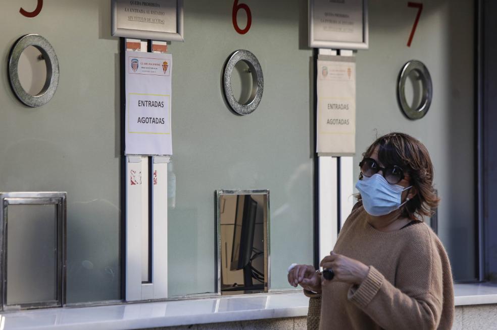 Una aficionada, ayer a media tarde, junto al cartel de 'Entradas agotadas'.