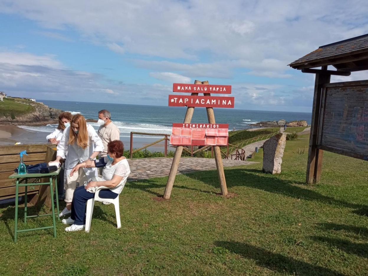 Enfermeras toman la tensión a los vecinos en el paseo marítimo. 