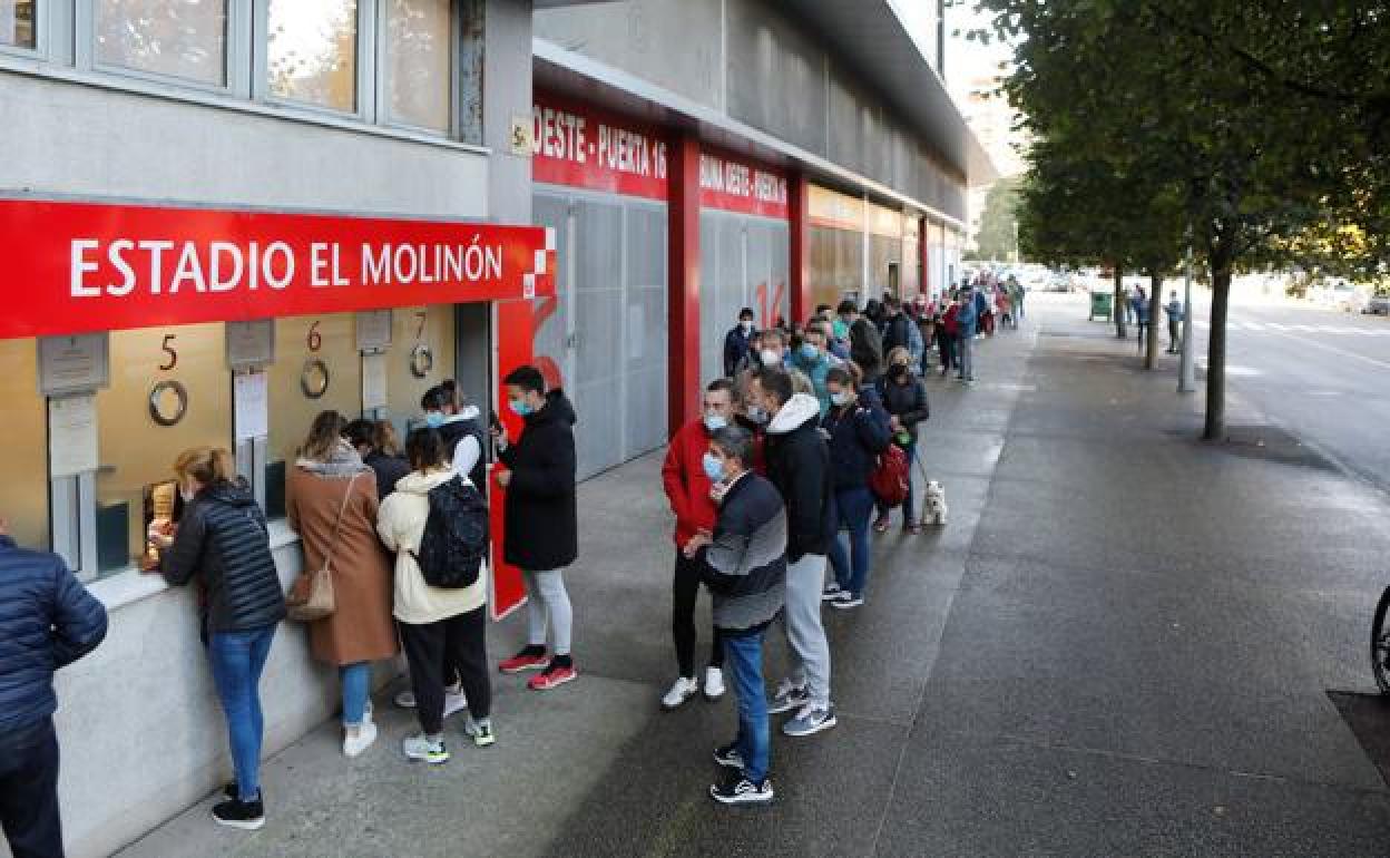 El lunes decenas de personas hacen cola en las taquillas de El Molinón. 