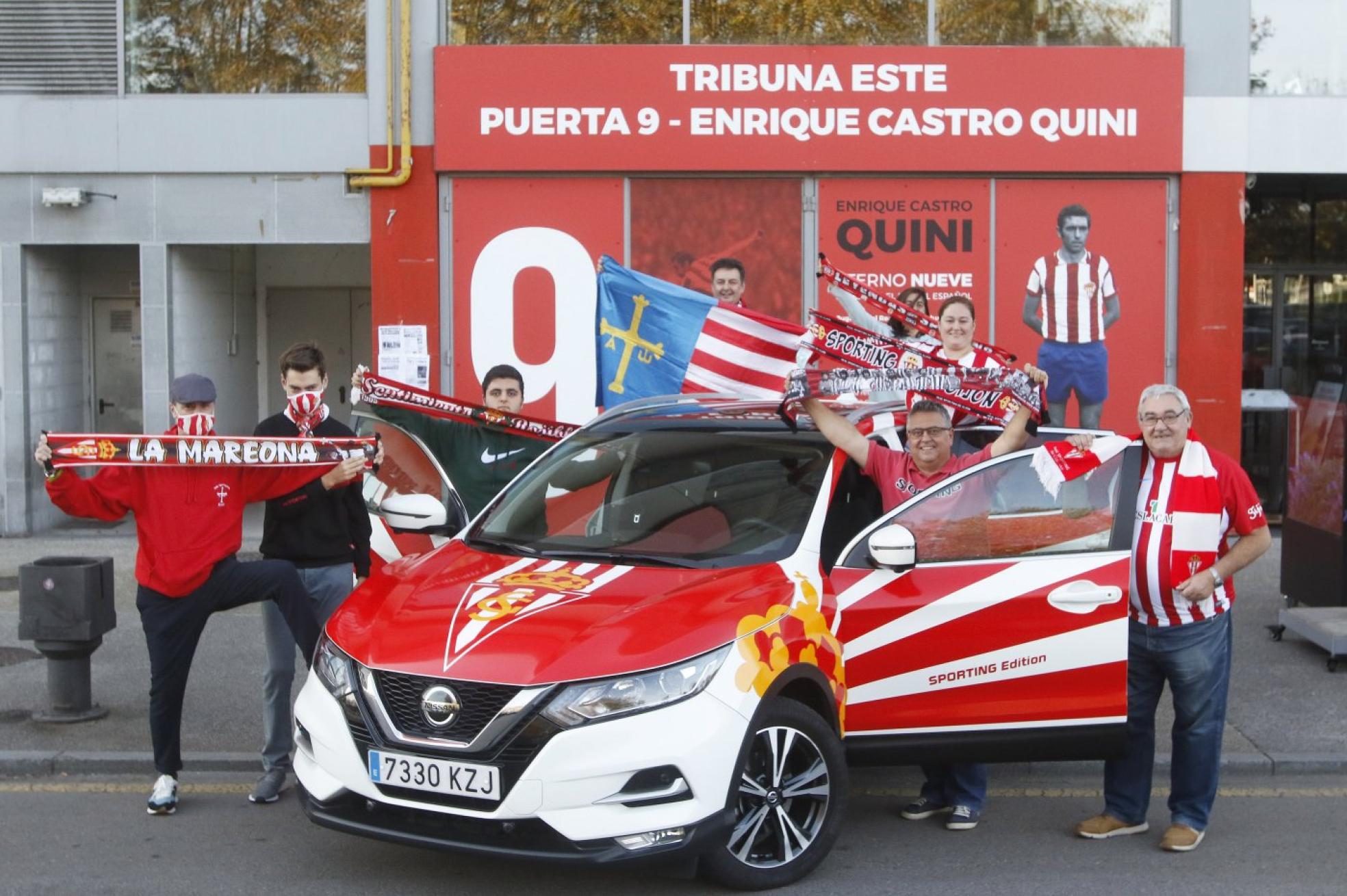 Humberto Merediz, segundo por la derecha, con varios integrantes de la peña sportinguista 'Yo Solu', ayer, preparados ya para el desplazamiento del sábado.