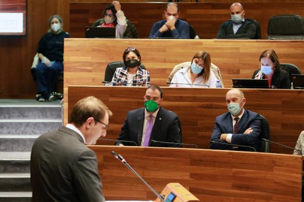 Adrián Pumares interviene, ayer, en el debate de orientación política en la Junta General. 