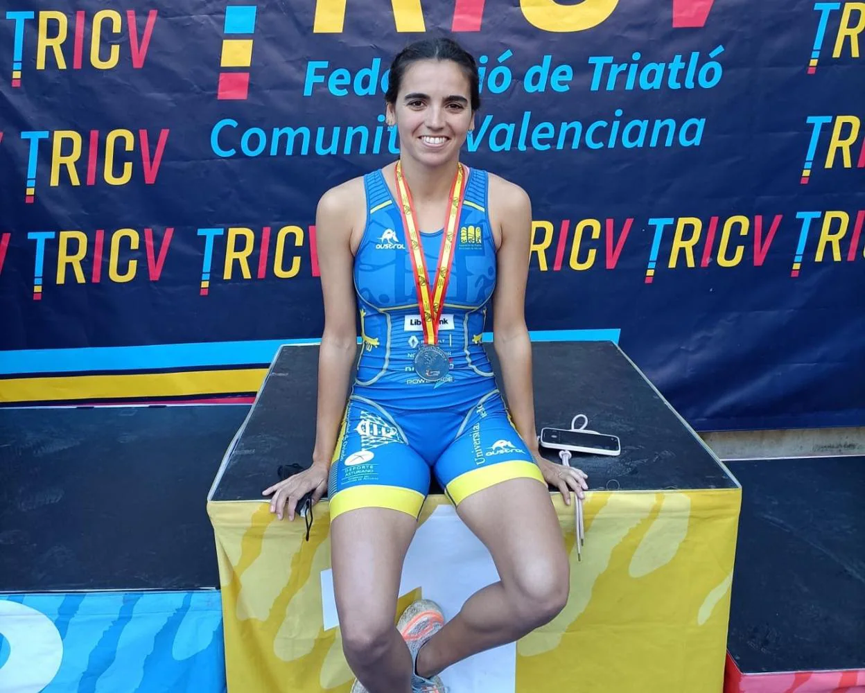 Lucía Vergara luce satisfecha su medalla de plata. 