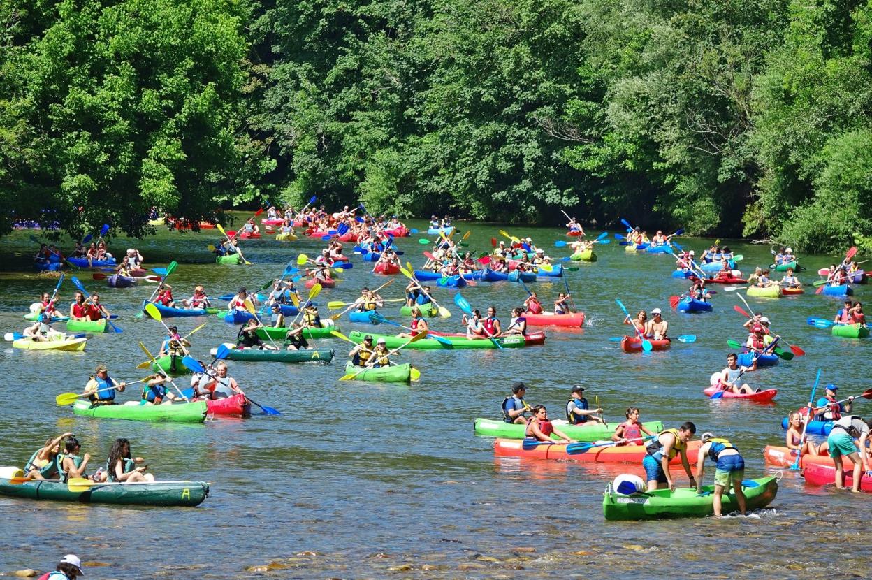 Todos los veranos se repite la presencia masiva de turistas realizando el descenso del Sella en canoa. 