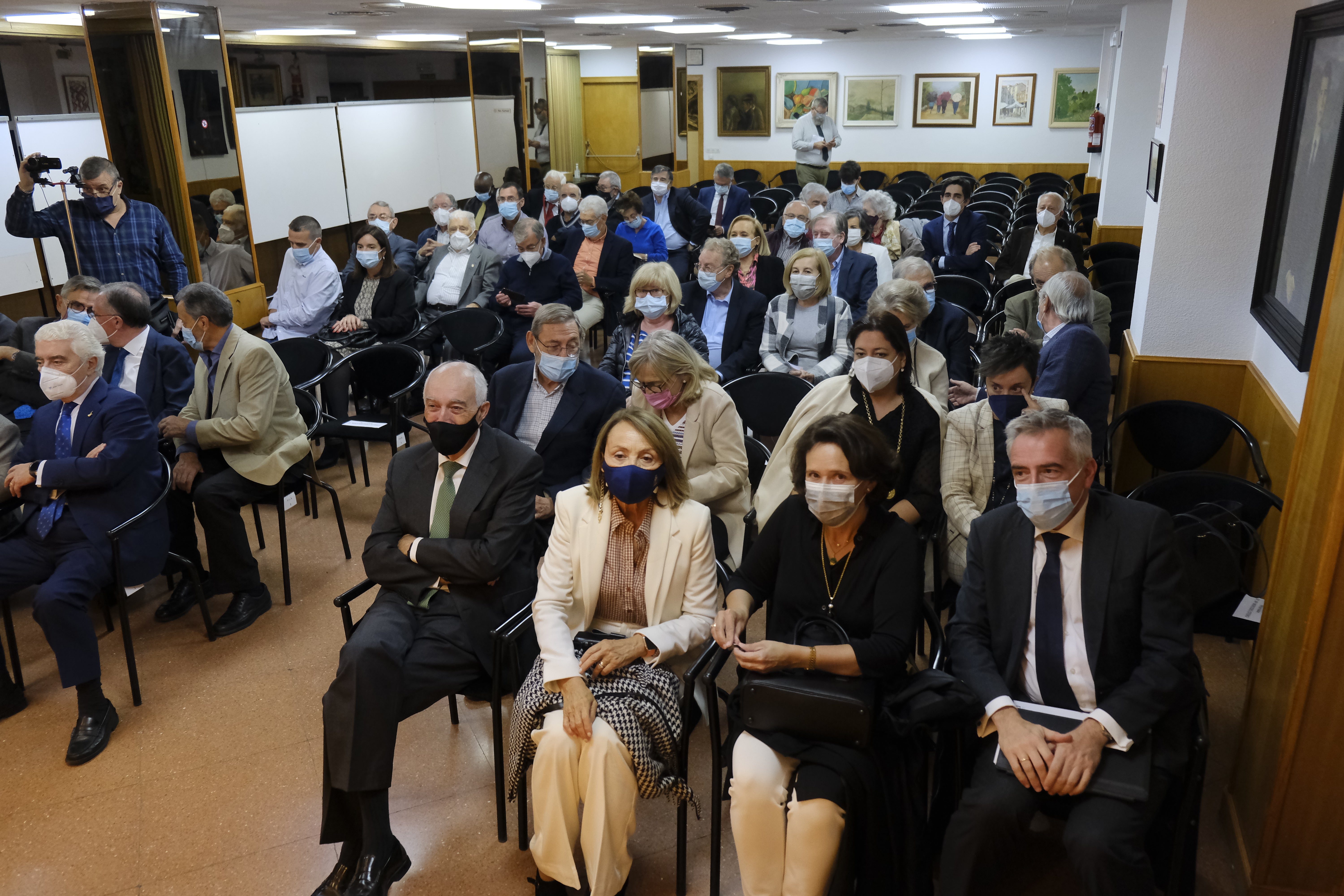 El expresidente del Principado Javier Fernández recibió la Manzana de Oro del Centro Asturiano en Madrid. Le introdujo otro expresidente, Antonio Trevín, quien recordó que «no quiso ser ministro de Industria», ironizando que «nos habría venido bien para el recibo de la luz». 