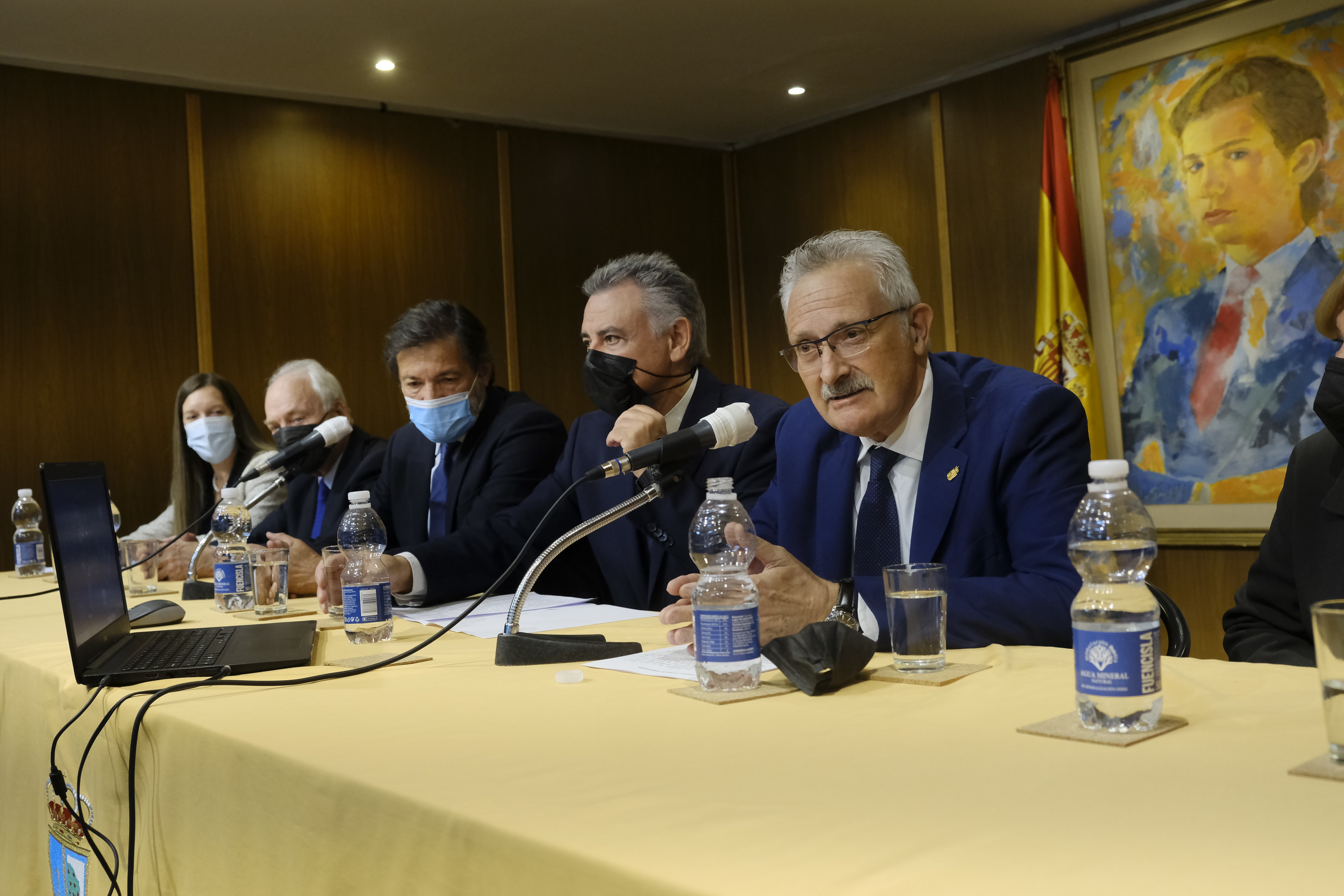 El expresidente del Principado Javier Fernández recibió la Manzana de Oro del Centro Asturiano en Madrid. Le introdujo otro expresidente, Antonio Trevín, quien recordó que «no quiso ser ministro de Industria», ironizando que «nos habría venido bien para el recibo de la luz». 