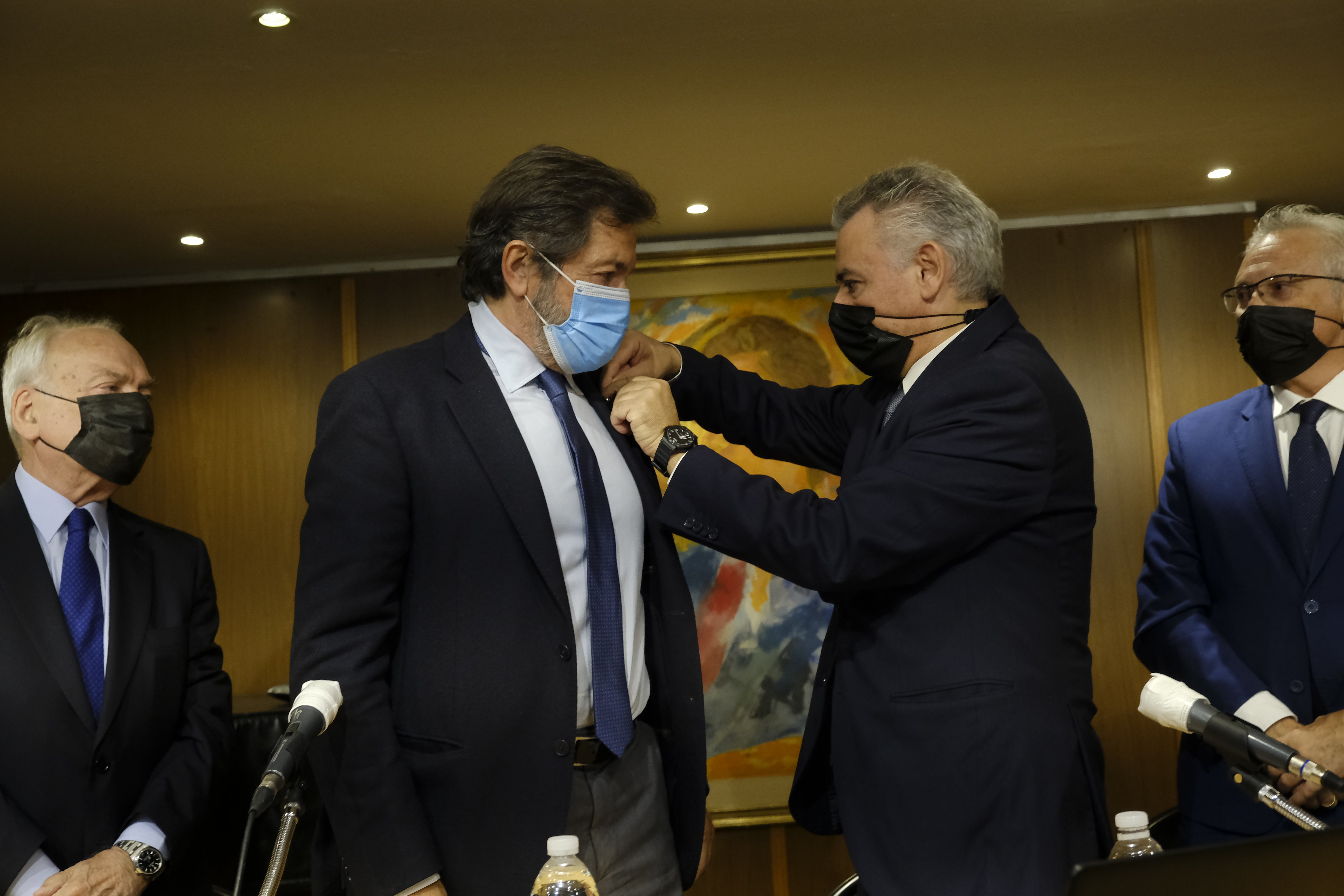 El expresidente del Principado Javier Fernández recibió la Manzana de Oro del Centro Asturiano en Madrid. Le introdujo otro expresidente, Antonio Trevín, quien recordó que «no quiso ser ministro de Industria», ironizando que «nos habría venido bien para el recibo de la luz». 