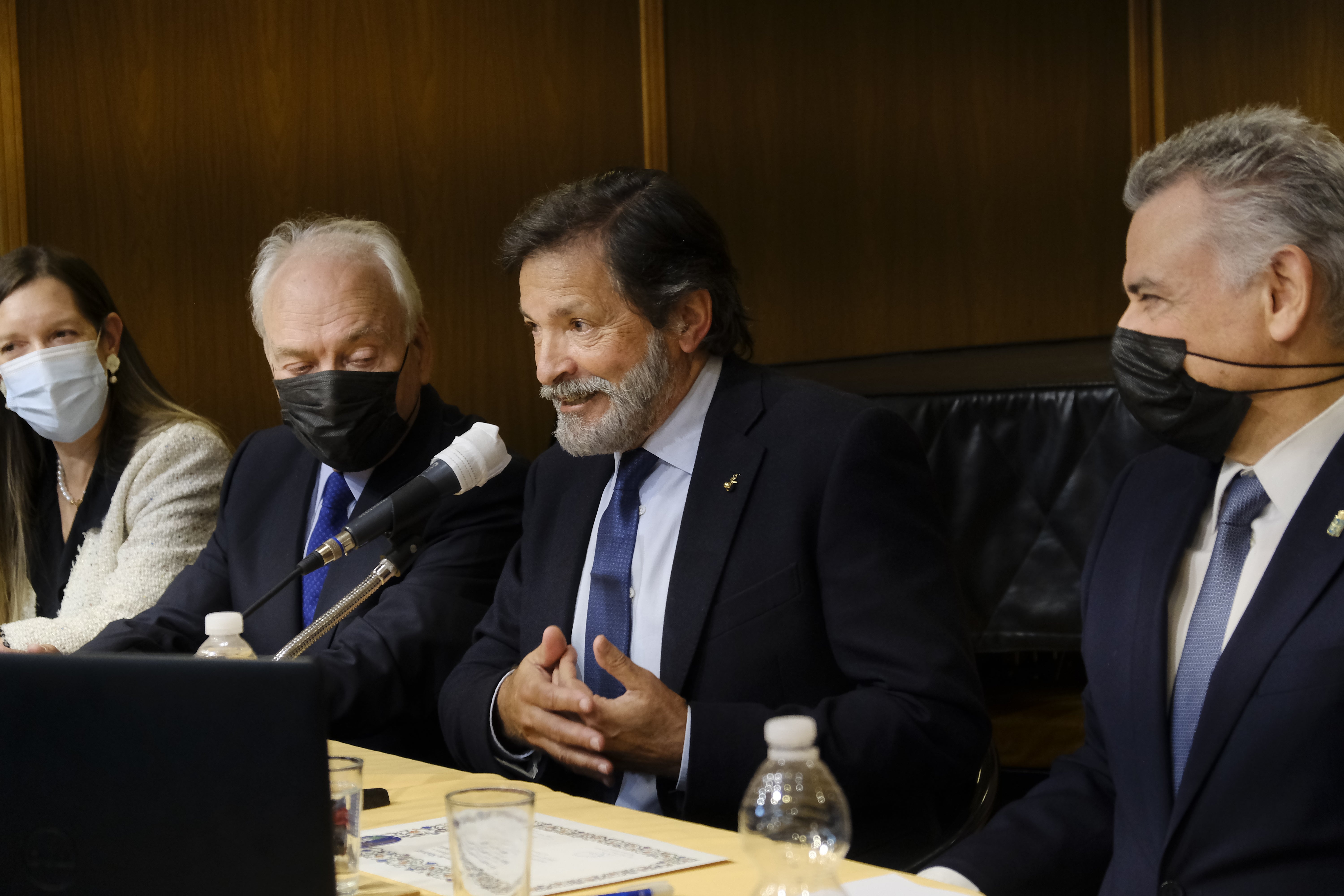 El expresidente del Principado Javier Fernández recibió la Manzana de Oro del Centro Asturiano en Madrid. Le introdujo otro expresidente, Antonio Trevín, quien recordó que «no quiso ser ministro de Industria», ironizando que «nos habría venido bien para el recibo de la luz». 