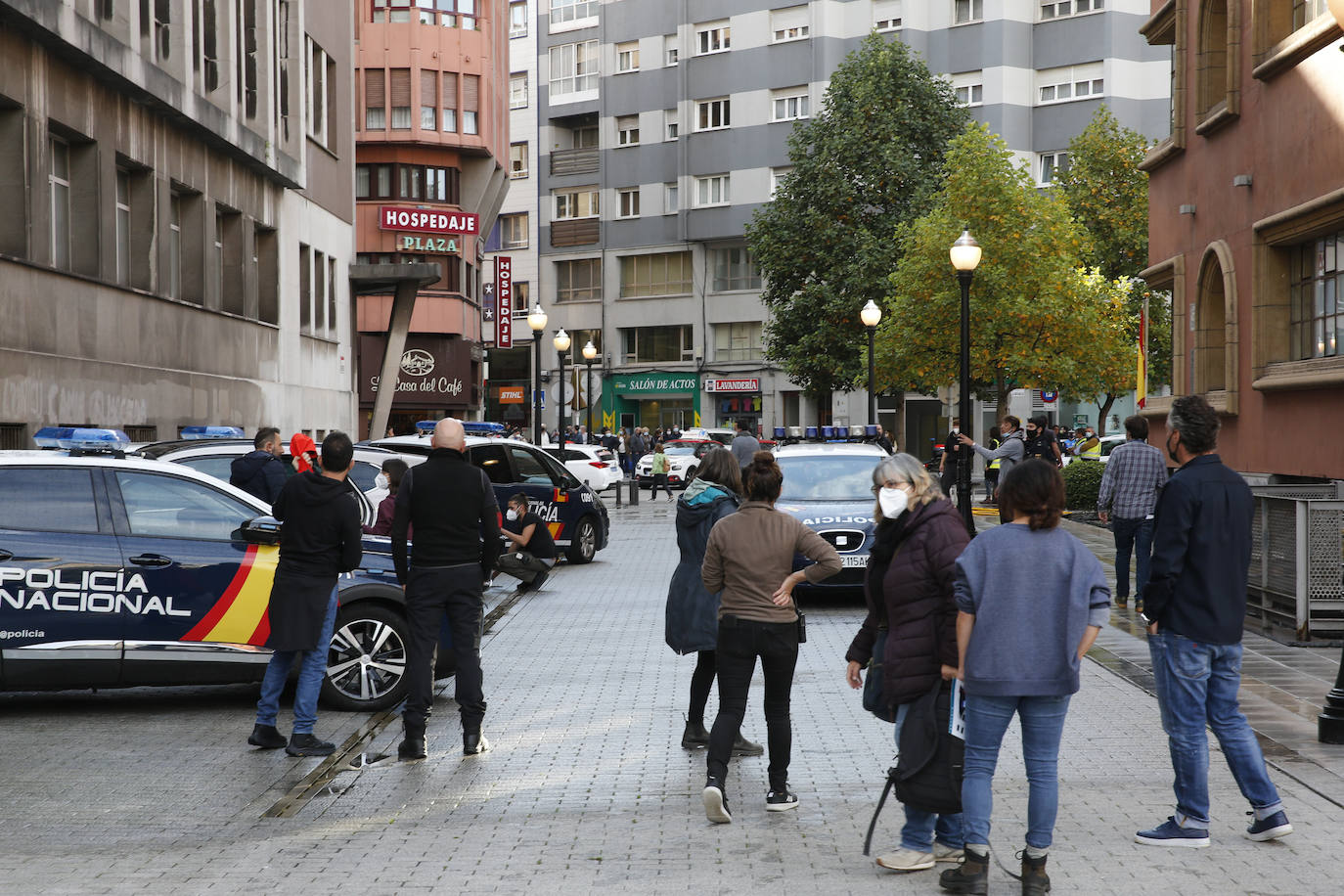 Gijón se ha convertido en plató de rodaje para una película que la productora Vaca Net prepara para Neflix. La historia se inicia el día del confinamiento por la covid-19, cuando una joven aparece sola en las calles de Infiesto, localidad que da nombre a la película que dirige Patxi Amezcua y en la que trabajan, entre otros, actores como Luis Zahera. 