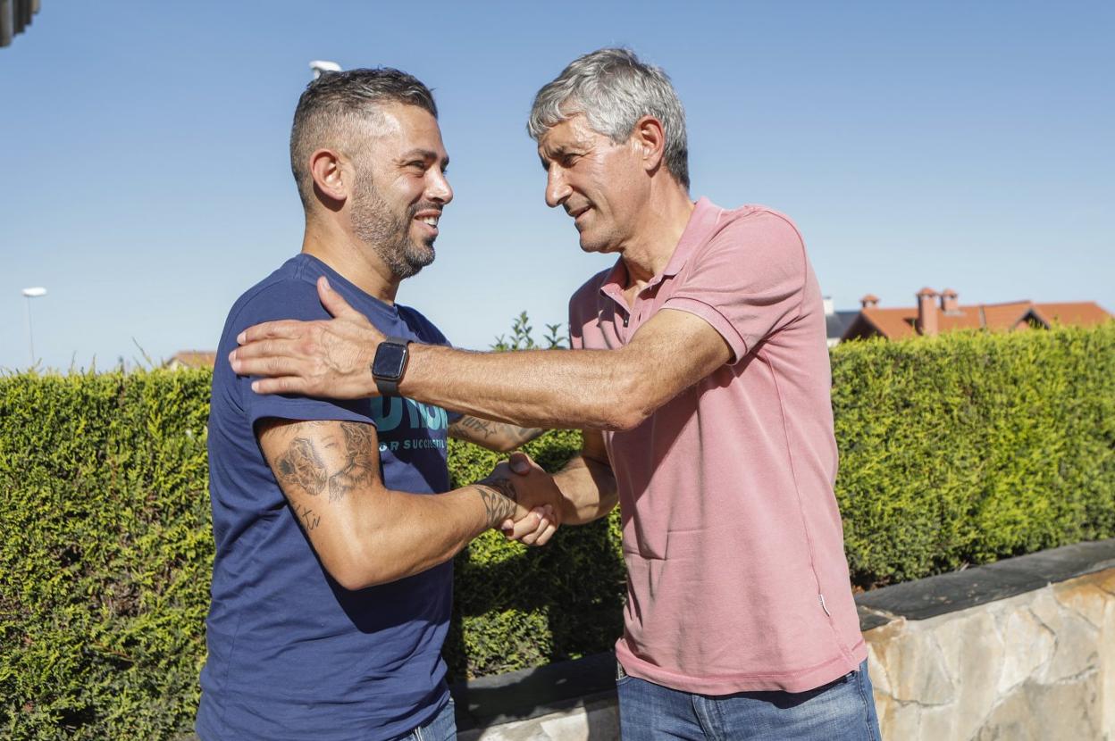 Quique Setién se despide de Manu Preciado tras la entrevista.