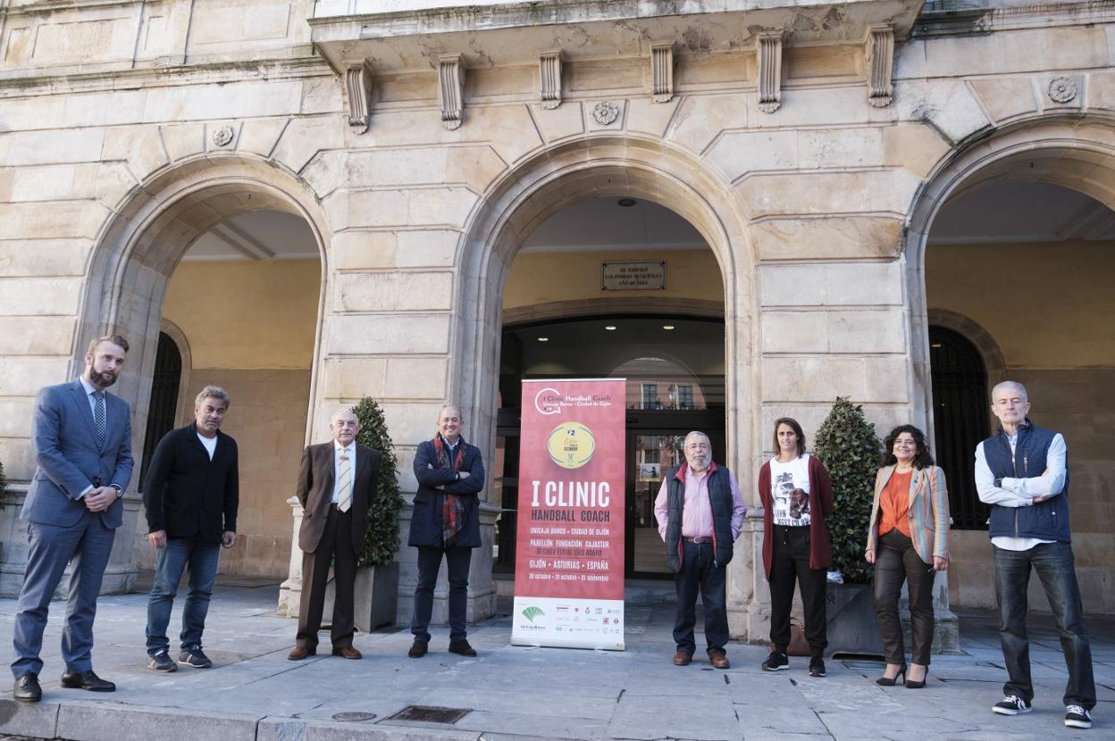 David Martínez, José Ramón Tuero, Manuel de la Cámara, Luis Avelino García, Falo Méndez, Manuela Fernández, María Jesús Seone y Ramón Gallego, al término de la presentación en el Ayuntamiento de Gijón. 