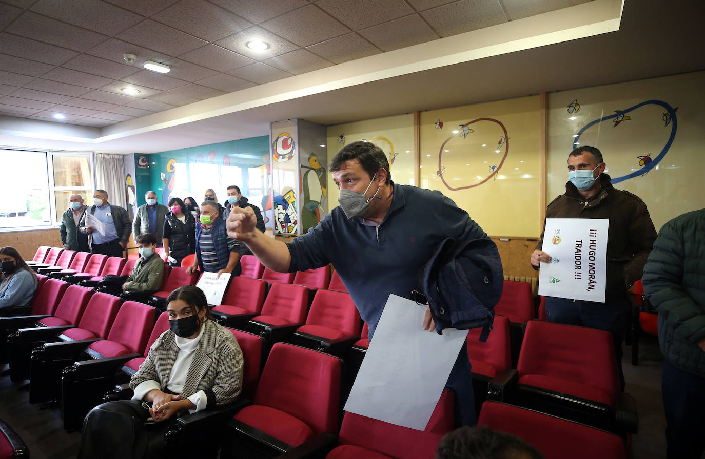 Sindicatos agrarios de Asturias se han concentrado este viernes frente a la Facultad de Derecho de la Universidad de Oviedo, donde iba a participar en un acto el secretario de Estado de Medio Ambiente, Hugo Morán. Un centenar de profesionales del sector agrario han increpado a Morán al grito de «traidor» por la inclusión del lobo en el Listado Oficial de Especies en Régimen de Protección Especial (Lespre). Finalmente, el secretario de Estado ha accedido a reunirse con ellos y cumplir así con una de las reivindicaciones del sector: el ser escuchados. 