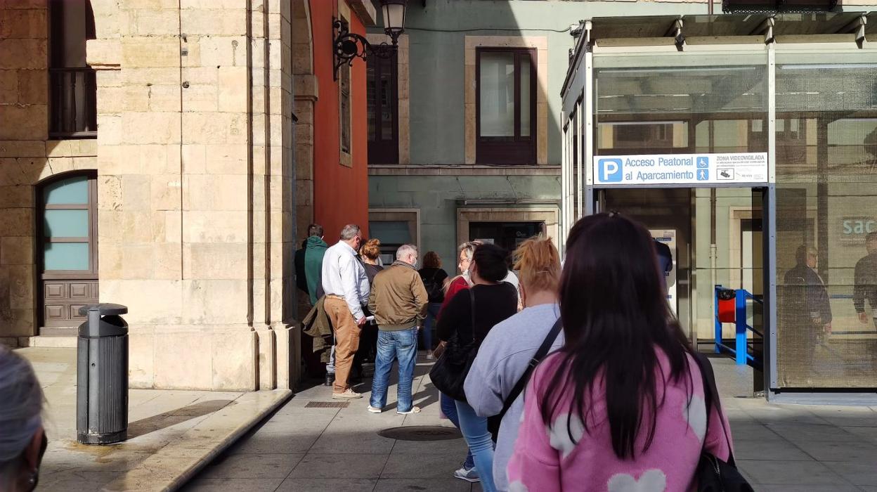 Cerca de una treintena de personas se quedaron sin ser atendidas después de esperar una hora. 