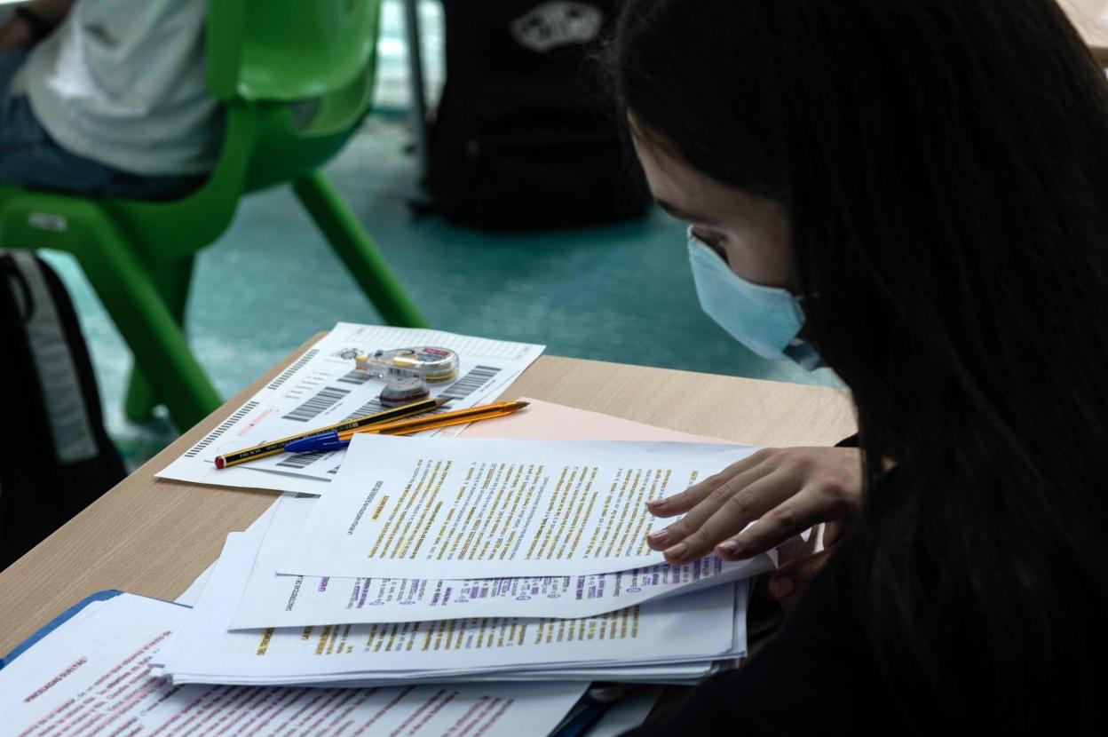 Una alumna, durante las pruebas de la EBAU. 