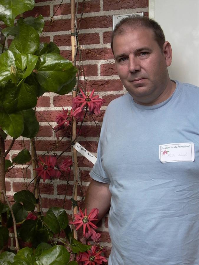 Eladio González junto a la passiflora racemosa uno de sus cientos de variedades. 