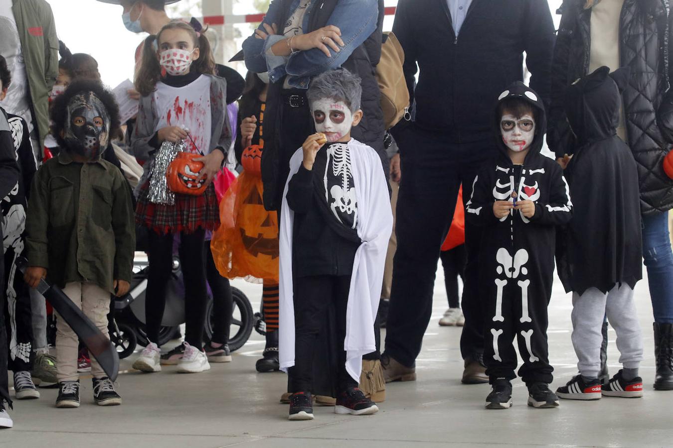 El colegio Carmen Ruiz Tilve en el barrio de Prados de la Vega, la Corredoria (Oviedo), celebró este viernes la Noche de las Ánimas con un desfile repleto de terror con los atuendos de los más pequeños. 