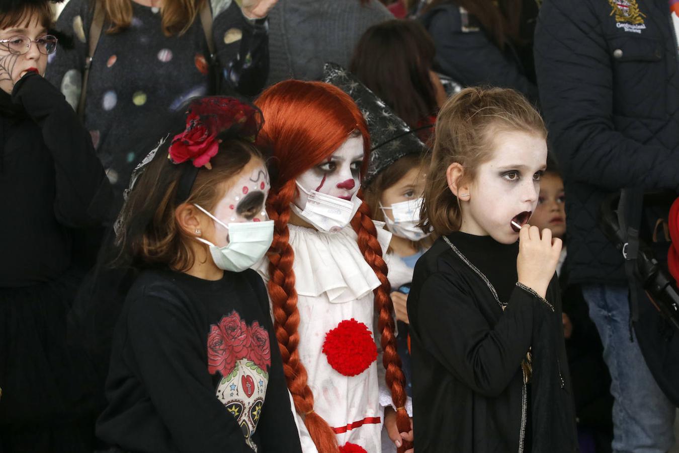 El colegio Carmen Ruiz Tilve en el barrio de Prados de la Vega, la Corredoria (Oviedo), celebró este viernes la Noche de las Ánimas con un desfile repleto de terror con los atuendos de los más pequeños. 